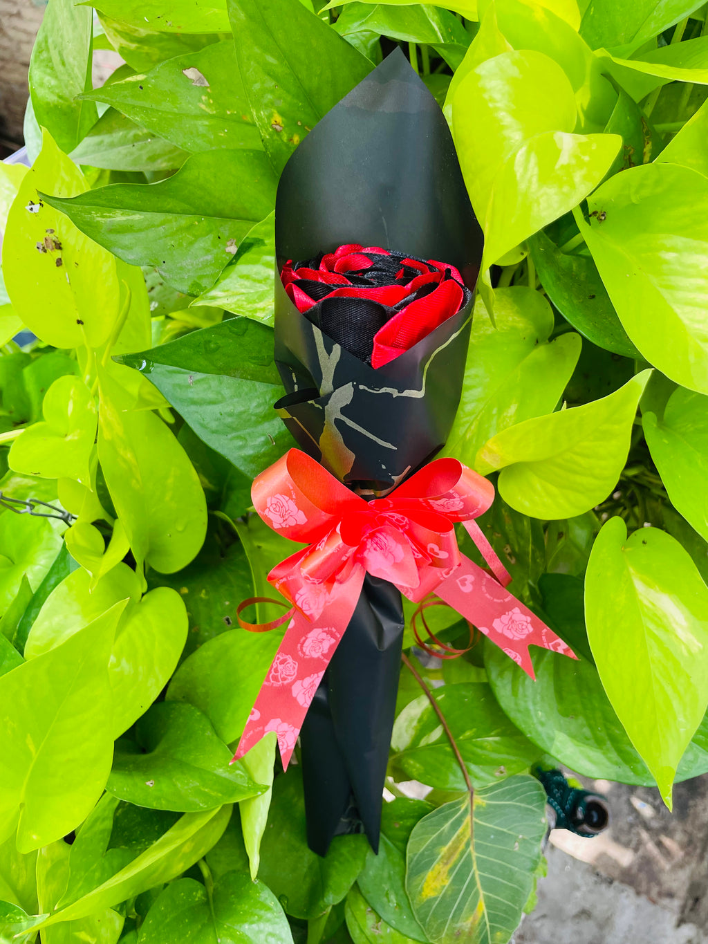 Luxury Black & Red Rose Bouquet – Elegant Handmade Gift for Special Occasions